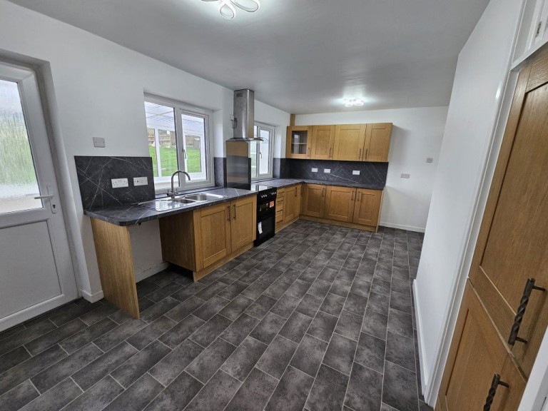 Images for Spacious 4 Bed, Comins Coch