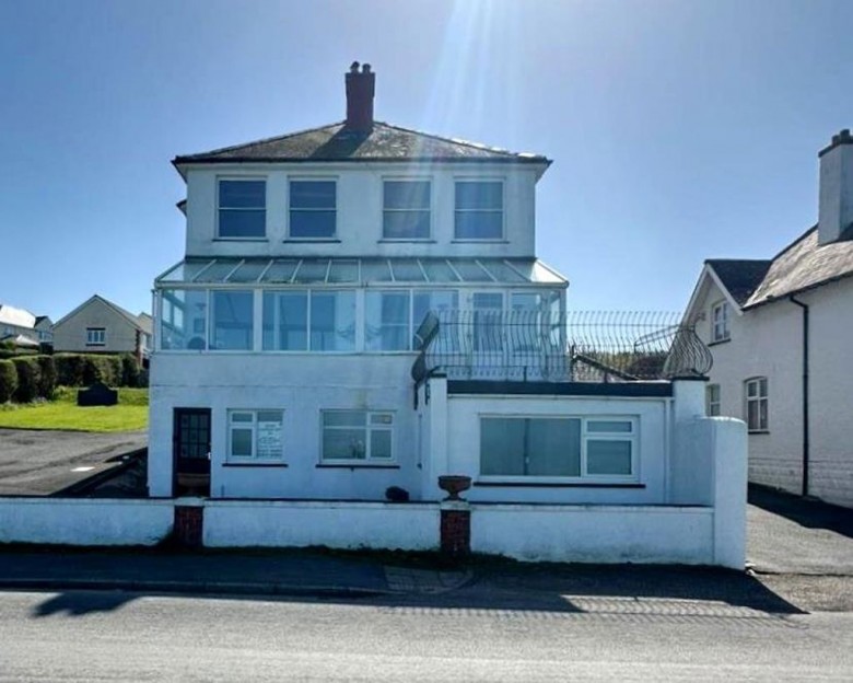 Click the photo for more details of Three Bedroom Flat, Borth